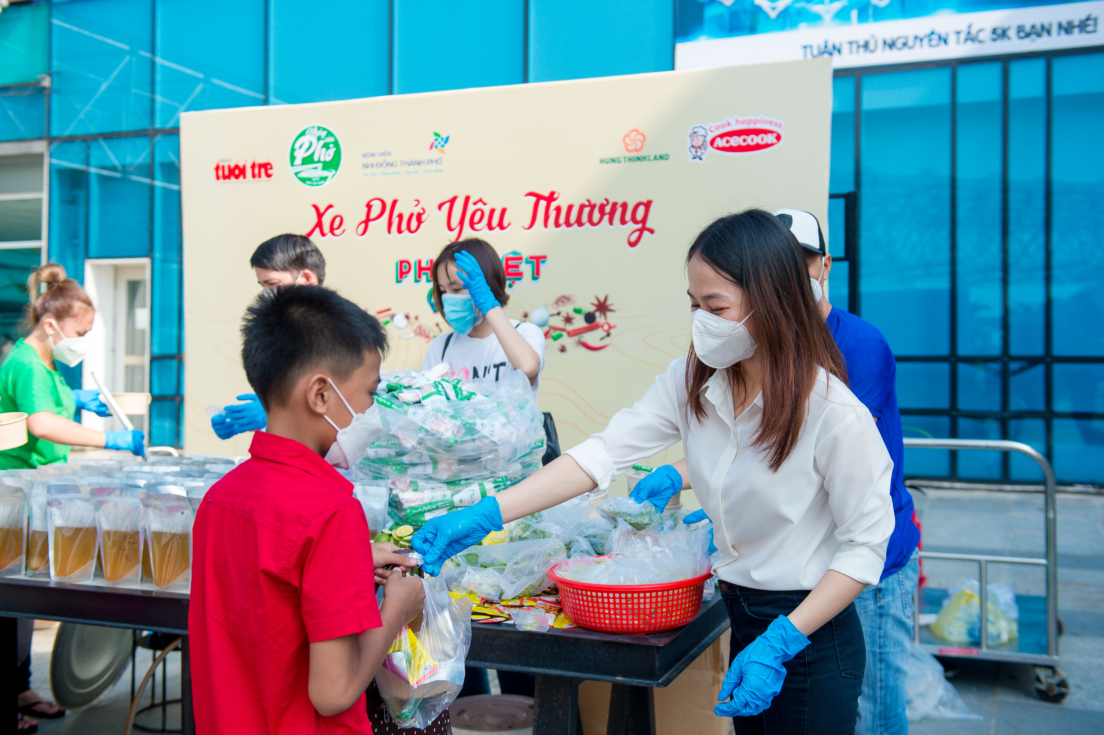 Hưng Thịnh Land cùng Báo Tuổi Trẻ mang “phở yêu thương” đến BV Nhi Đồng Thành phố