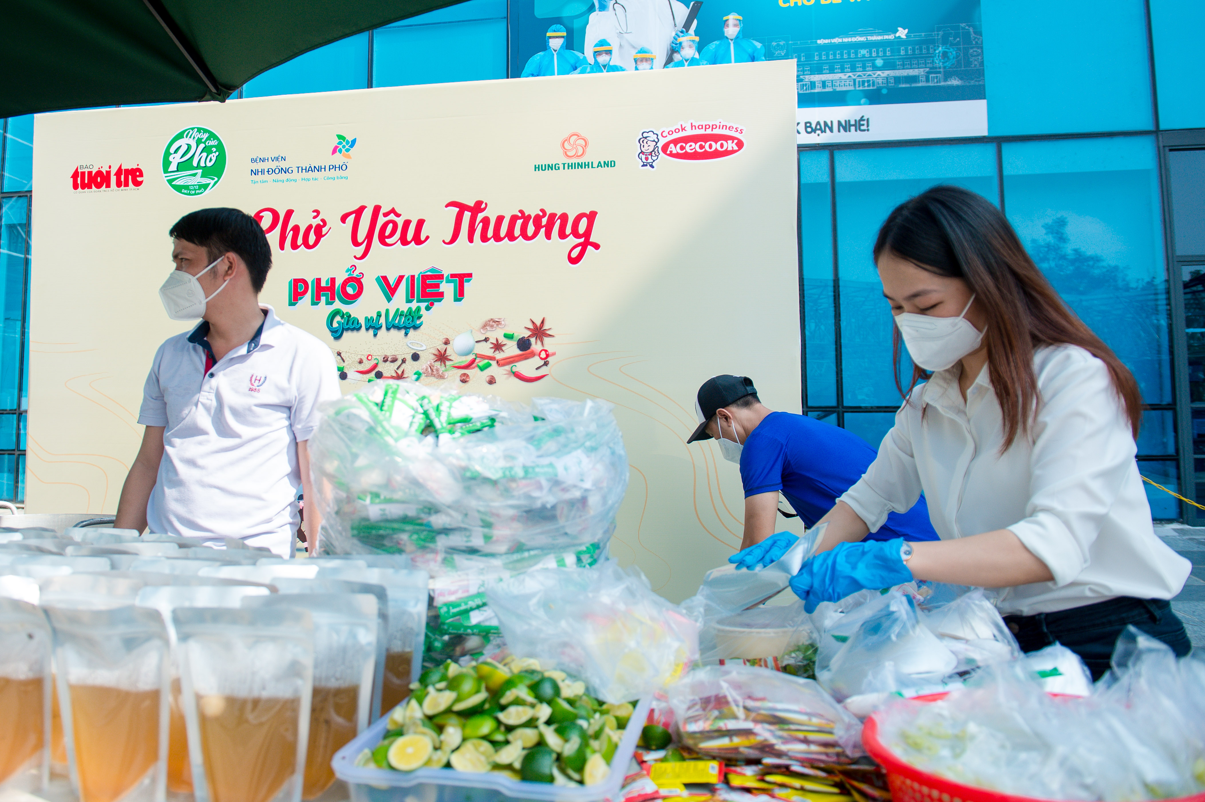 Hưng Thịnh Land cùng Báo Tuổi Trẻ mang “phở yêu thương” đến BV Nhi Đồng Thành phố